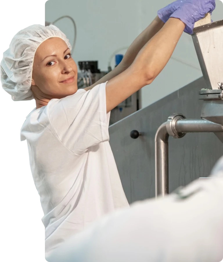 sýrařka při práci